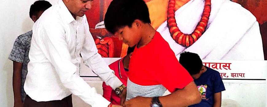 जन्मदिनमा युवा व्यवसायी गुप्ताद्वारा  फाल्गुनन्द  छात्रावासका विद्यार्थीलाई लत्ताकपडा, मिठाई  बितरण 