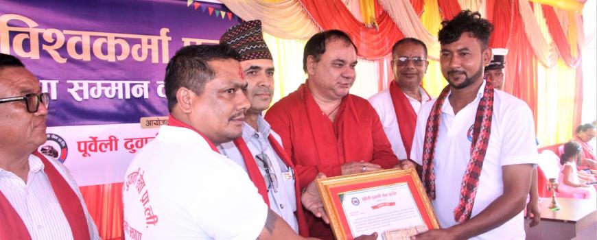 पूर्वेली ढुवानी सेवा प्रालिले  उत्कृष्ट  सवारी चालक  सम्मान